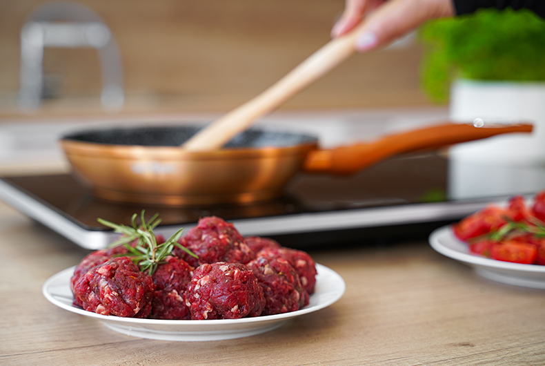 Pánvička z 15dílné sady nádobí zlatá